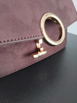 Bolso marrón con asa y detalle dorado