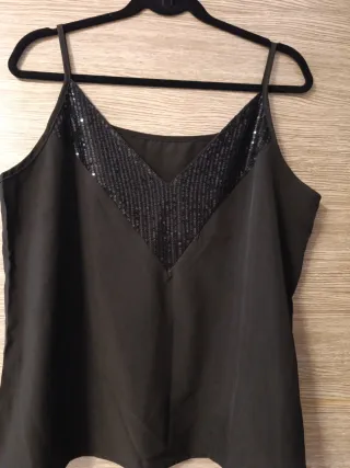 Blusa negra de tirantes con lentejuelas