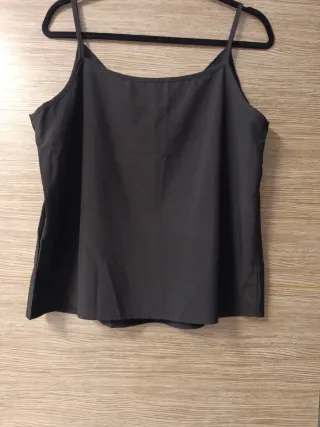 Blusa negra de tirantes con lentejuelas
