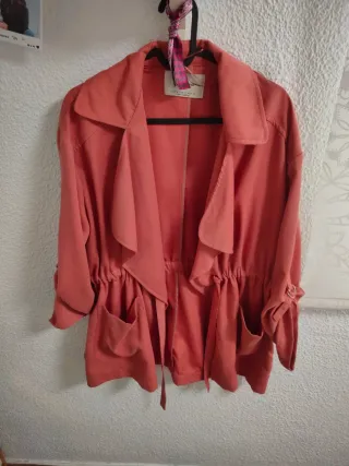 Gabardina Stradivarius rosa