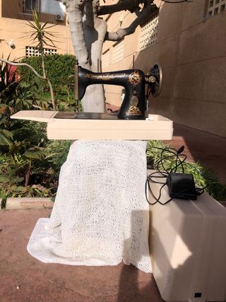 Dos Máquinas de coser antiguas
