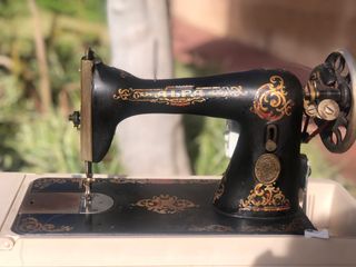 Dos Máquinas de coser antiguas