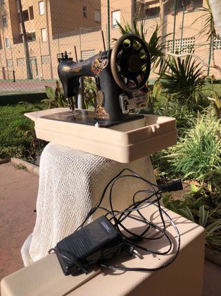 Dos Máquinas de coser antiguas