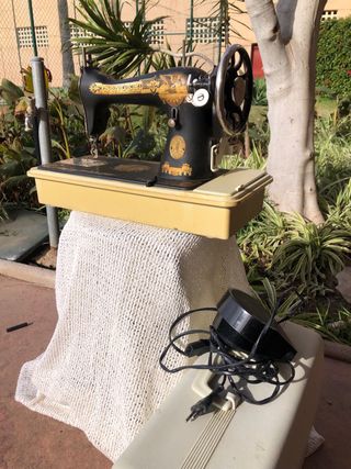 Dos Máquinas de coser antiguas