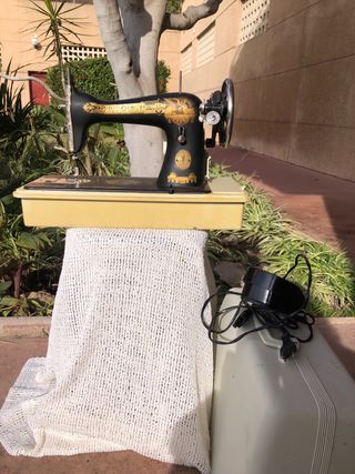 Dos Máquinas de coser antiguas