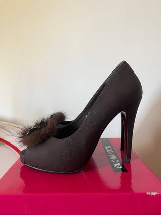 Zapatos de tacón marrones con pompón