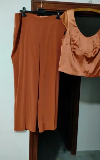 Traje pantalón, top, chaqueta y bolso