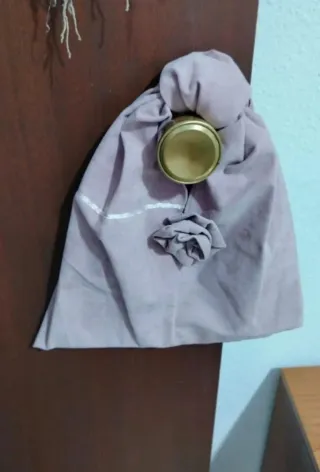 Traje pantalón, top, chaqueta y bolso