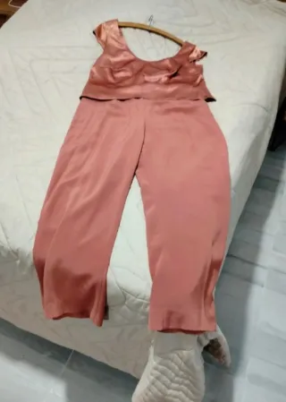 Traje pantalón, top, chaqueta y bolso