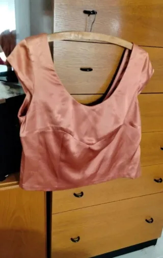 Traje pantalón, top, chaqueta y bolso