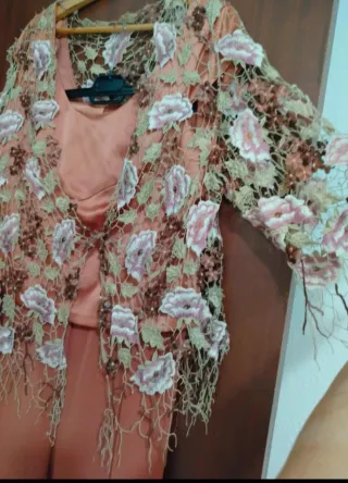 Traje pantalón, top, chaqueta y bolso