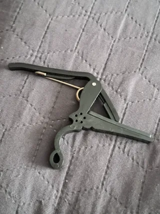 Afinador de clip y púas de guitarra