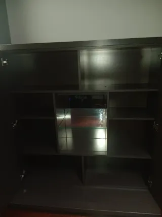 Mueble con vitrinas de madera y cristal
