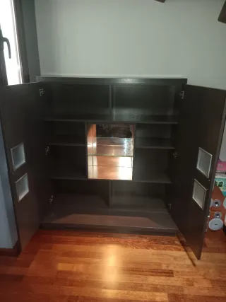 Mueble con vitrinas de madera y cristal