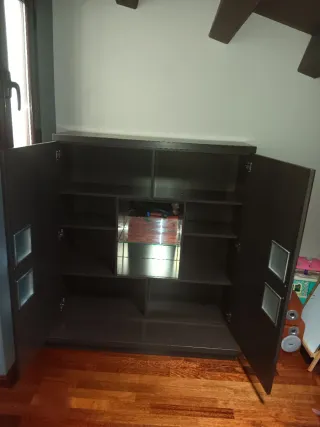 Mueble con vitrinas de madera y cristal