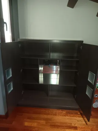 Mueble con vitrinas de madera y cristal