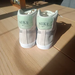 Zapatillas Nike abotinadas beige niña
