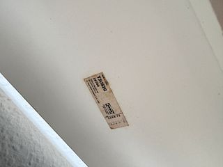 Zapatero blanco y plateado