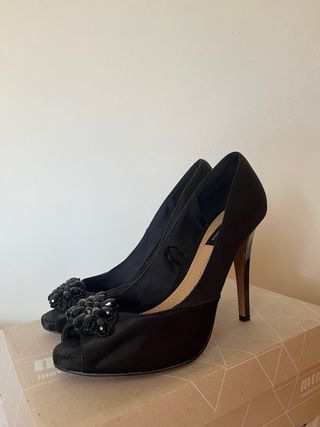 Zapatos de tacón negros con pedrería