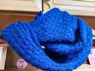 Cuello azul eléctrico con lentejuelas