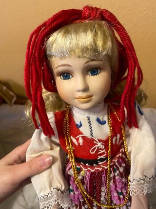 Muñeca de porcelana vestida