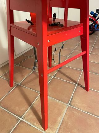 Trona IKEA madera roja