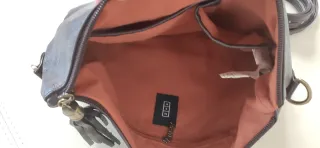 Bolso marrón chocolate con correa y adorno