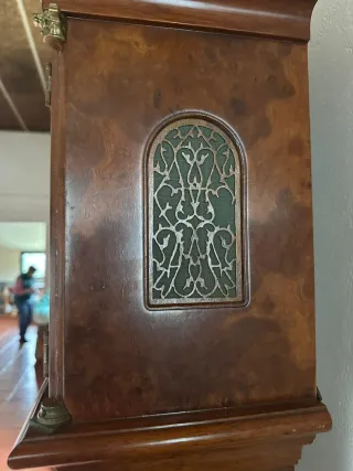 Reloj de pie antiguo de madera