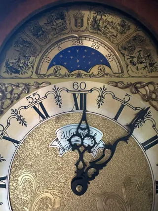 Reloj de pie antiguo de madera