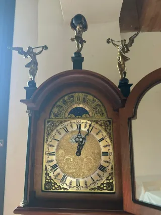 Reloj de pie antiguo de madera