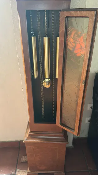 Reloj de pie antiguo de madera