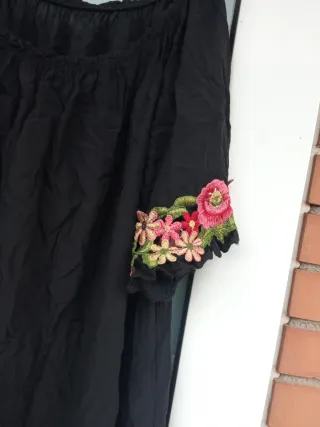 Blusa negra larga bordada