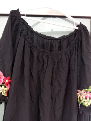 Blusa negra larga bordada