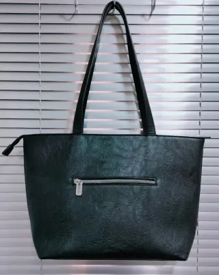 Bolso Tote Kimmidoll tachuelas metálicas.