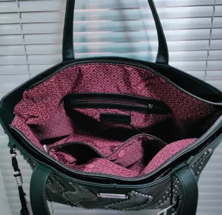 Bolso Tote Kimmidoll tachuelas metálicas.