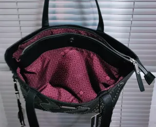 Bolso Tote Kimmidoll tachuelas metálicas.