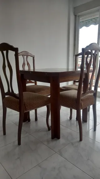 Mesa de comedor de madera con 4 sillas
