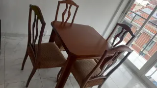 Mesa de comedor de madera con 4 sillas