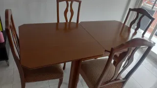 Mesa de comedor de madera con 4 sillas