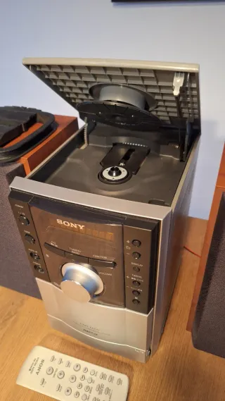 Minicadena Sony Plata y Marrón. CD, Cassette, MP3