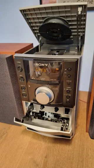 Minicadena Sony Plata y Marrón. CD, Cassette, MP3