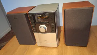 Minicadena Sony Plata y Marrón. CD, Cassette, MP3