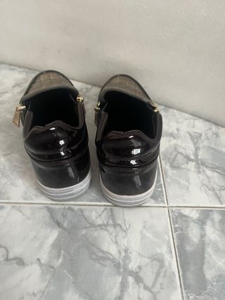 Mocasines marrones con cremallera dorada