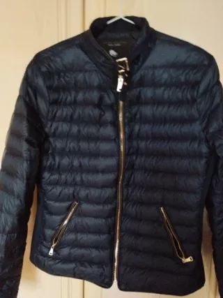 Chaqueta acolchada azul marino de Zara Woman