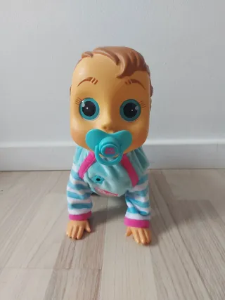 Bebé Lucas gateador con chupete