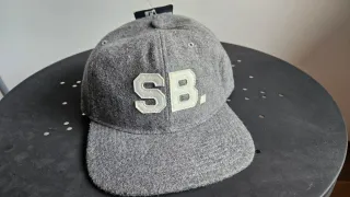 Gorra Nike SB gris con logo SB