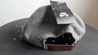 Gorra Nike SB gris con logo SB