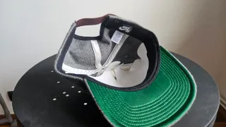 Gorra Nike SB gris con logo SB