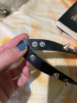 Gargantilla de pinchos con anilla.