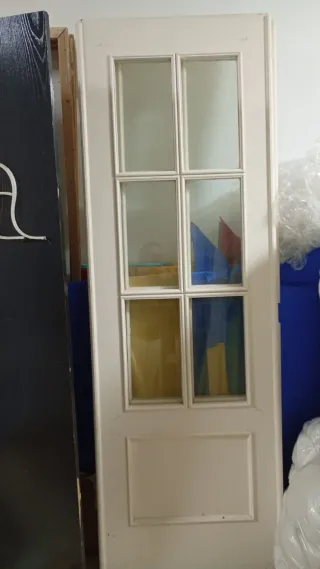 Puerta de madera con cristales